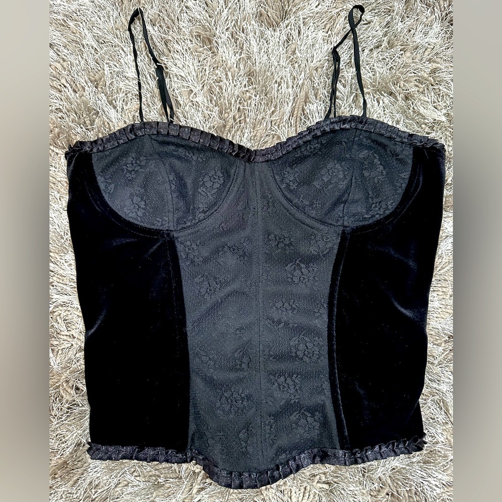Betsey Johnson VINTAGE hook and eye black velvet corset top. Women’s size 4. 🖤